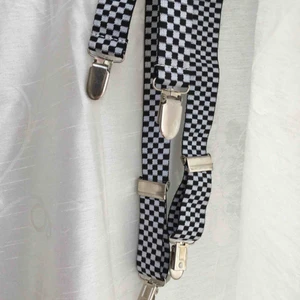  - Schackrutiga hängslen, passar alla storlekar!