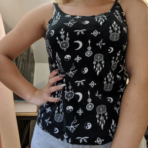  - Mönstrat linne från Monki med knappar i ryggen. Pris kan diskuteras 😊