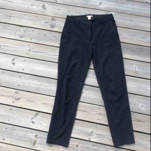  - Super snygga Kritrandiga Mörkblåa byxor (slacks) från H&m med invävt glitter. 
