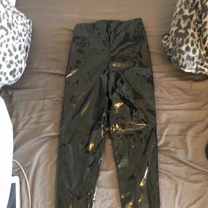  - Helt nya lack byxor från boohoo , frakten ingår i priset 🥰
