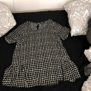  - Super snygg blus från ellos! Blusen är aldrig använd. Passar för båda storlek 36 och 38. 