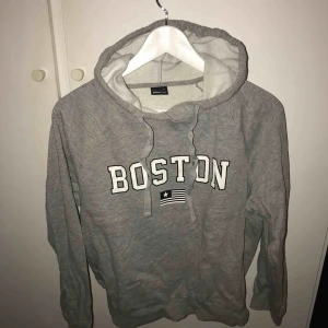  - Hoddie från Gina Tricot, nästan aldrig använd så fint skick! Kan fraktas men köpare står för kostnaderna. Kan mötas upp i Uppsala 