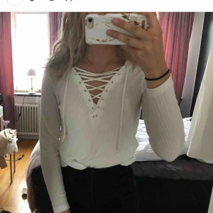  - Vit ribbad tröja med knytning i fram💗