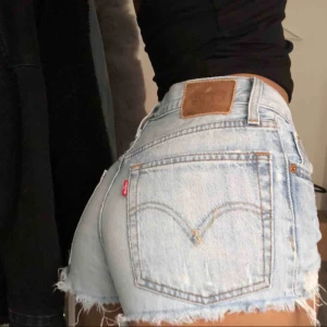  - 501 shorts från Levi’s. Säljer pga för små. Tråd som gått upp på bakfickan förutom det är slitningarna med mening. Frakt tillkommer💕💕