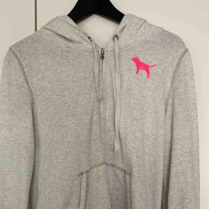  - Säljer min kofta från PINK, i strl M (passar även S), pris  200kr, kan frakta men du får betala frakten själv (63kr), annars möts jag upp i Stockholm, betalning sker via swish, hoppas det är något för dig!☺️