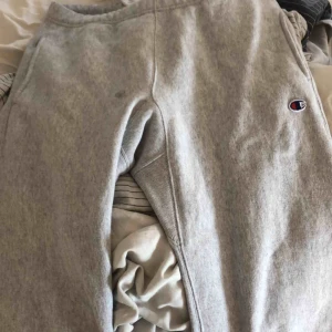  - Champion reverse weave joggers, 5 månader gamla, använd en gång och kommit en fläck på. De går säkert att få bort men inte testat