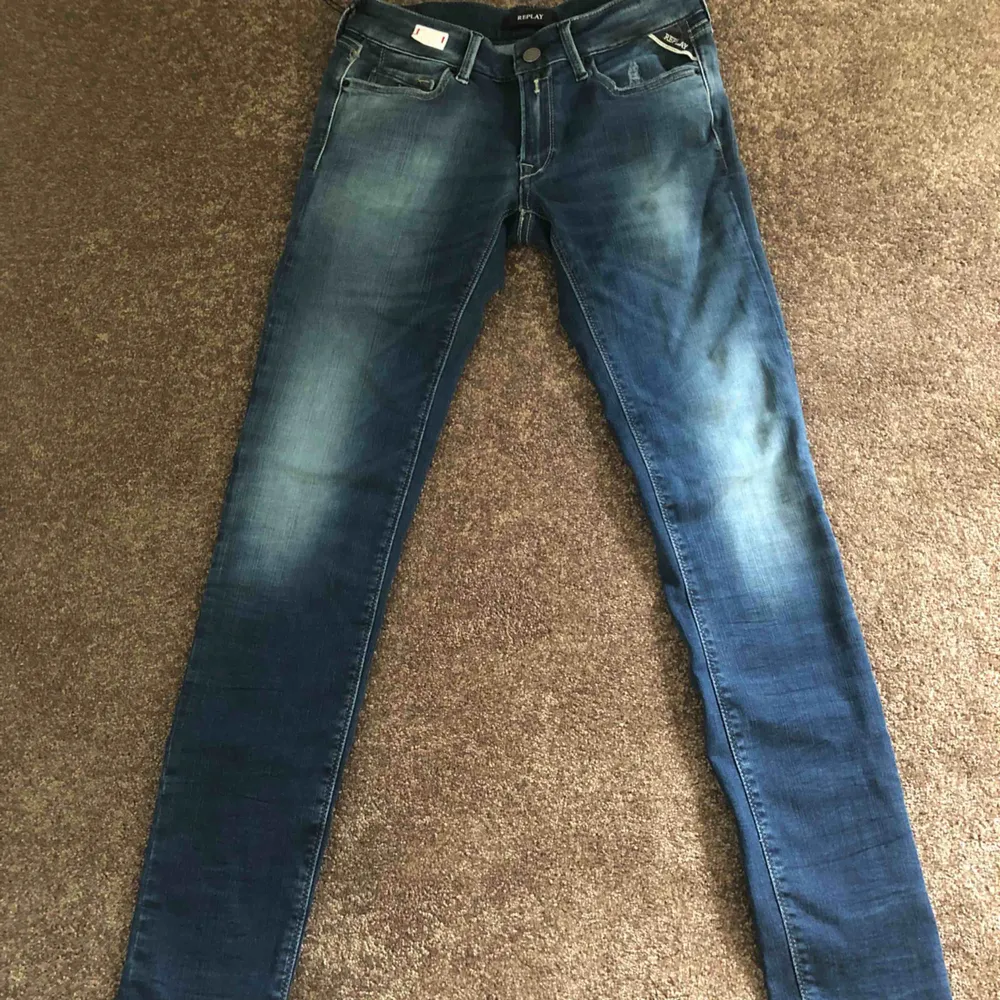 Säljer dessa otroligt fina replay jeans köpta för 1 595kr. Aldrig kommit till användning, endast testade och lapparna sitter kvar. Hyperflex så de är väldigt stretchiga och sitter som en smäck) får väldigt fina former i dem men för stora för mig tyvärr!! . Jeans & Byxor.