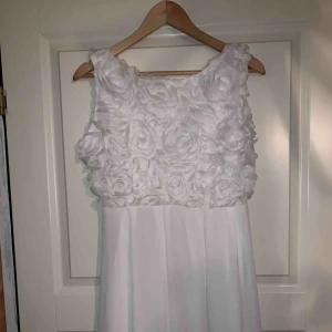  - Vit klänning, använd en gång. Vita rosor på överdel