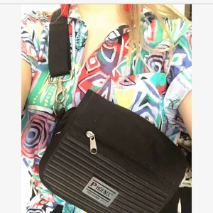  - Snygg axelväska med justerbar rem. 90-tal.