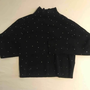  - Svart långärmad med en liten polokrage ifrån zara, storlek L men den är liten i storleken skulle säga att den motsvara en S/M
