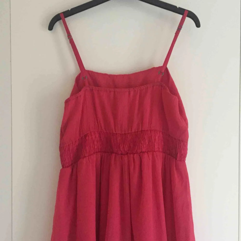 Rosa klänning med justerbara axelband.  📬 Frakt 54 kr. Klänningar.