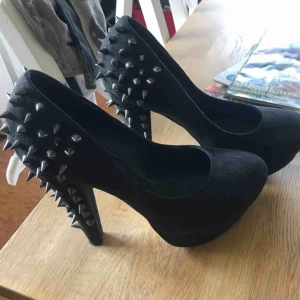  - Använda en gång fattas en lite nit på ena skon.