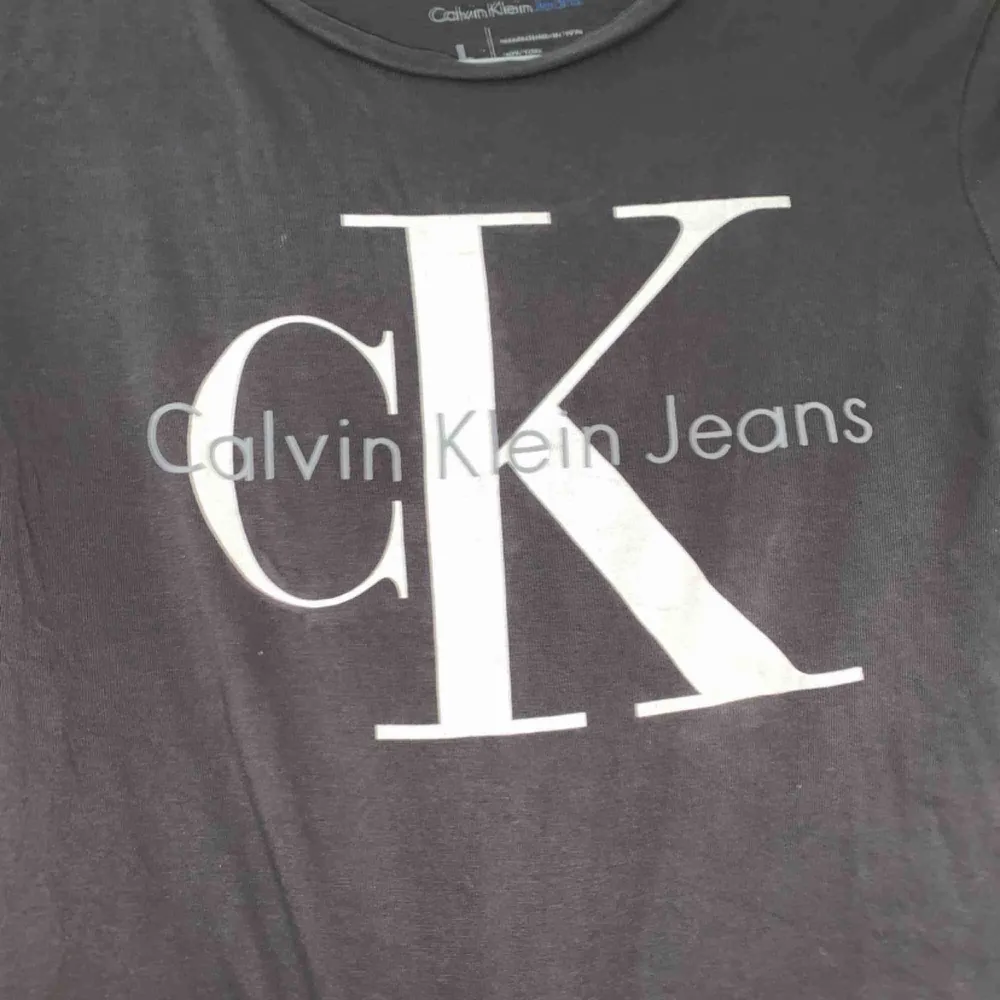 Säljer min Calvin Klein tröja som är i storleken L fast är rätt kort så jag tror att det ska va en magtröja egentligen fast jag har den som en vanlig:) Köparen står för frakten . Toppar.
