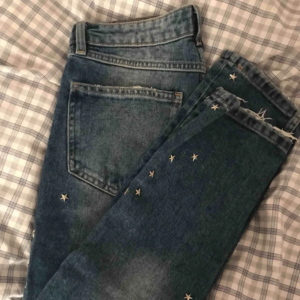 Asballa jeans i lite urtvättad blå färg med stjärnnitar och slitet nertill. Normal midja! Knappt använda💞⭐️. Jeans & Byxor.