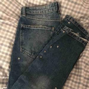 Asballa jeans i lite urtvättad blå färg med stjärnnitar och slitet nertill. Normal midja! Knappt använda💞⭐️