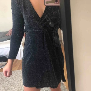  - Gullig klänning från Nelly i superskönt material!  Köparen står för frakt <3