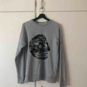  - Mysig sweatshirt från cheapmonday!  Köparen står för frakten <3