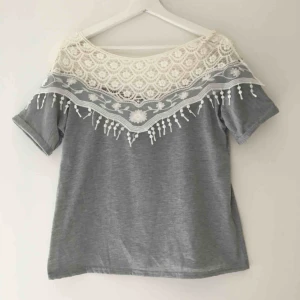  - Grå tröja med spets på övre delen. Väldigt fin men får inte användning för den. Köpare står för frakt!