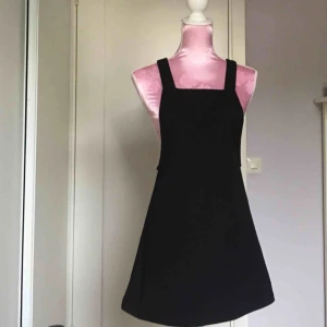  - svart overall-klänning som jag tycker är för kort på mig, annars sitter den jättebra. två fick på framsidan