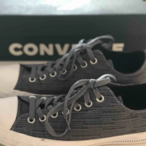  - Grå converse som är använda endast en gång. Säljes på grund av liten storlek. Skorna är helt i nyskick och säljs med orginalkartong. Hämtas i Malmö eller skickas mot frakt. 