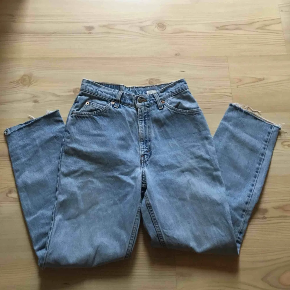 Världens snyggaste vintage levis mom jeans! Dom är högmidjade. Säljs då dom har blivit för stora för mig😭 Man får sjukaste 🍑 i dom!! . Jeans & Byxor.
