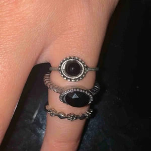  - 3 ringar i olika former. Jag har dessa på lillfingret men kan även användas som vanliga ringar. Fe två med svarta stenar: 25kr/st. Den med blomman: 20kr. Alla för 45kr🌸 Slut: blomman