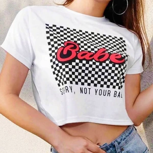  - Cropad t-shirt med trendigt tryck. Nedsatt pris från 120 kr till 70 kr + 18 kr i frakt❤