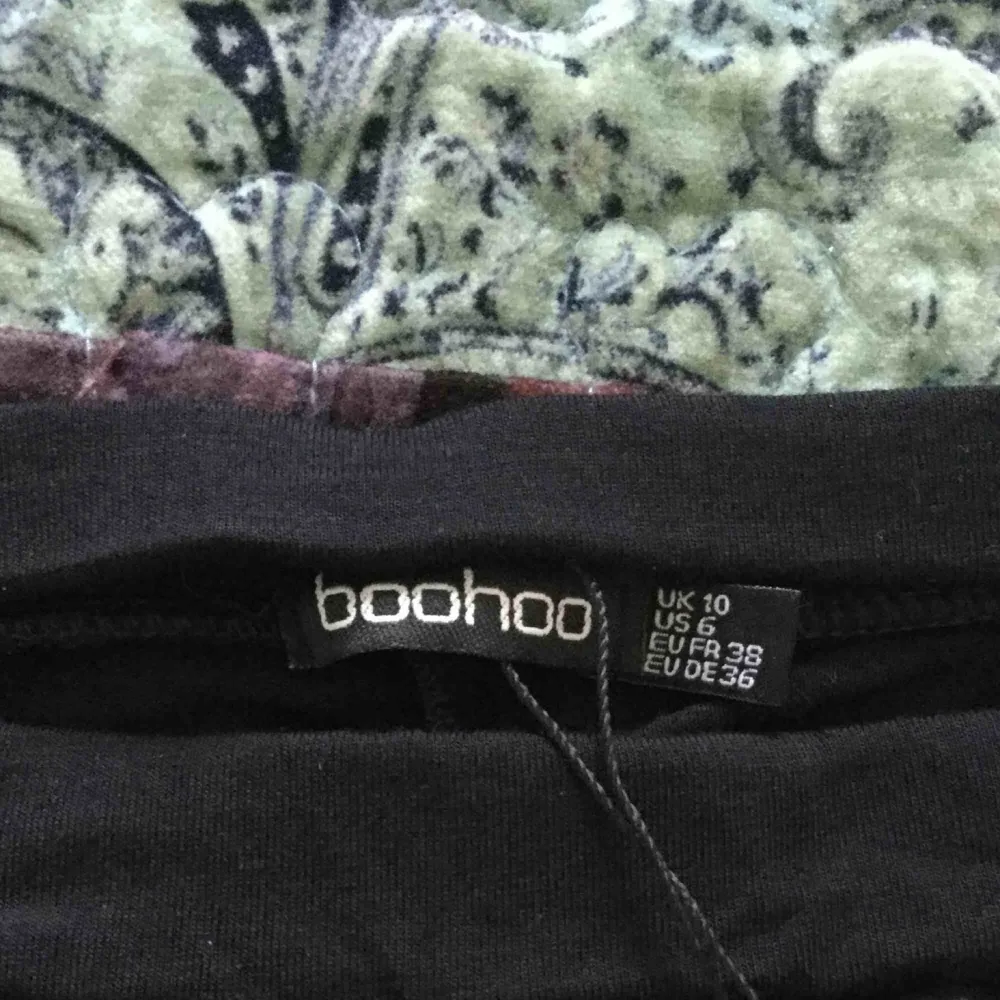 Supersnygga svarta tights från Boohoo! 🍃 Endast provade och säljer dom då dom tyvärr är för små för mig..  Med detalj över rumpan för mer ’definition’. Fraktar eller möts upp .:-) . Jeans & Byxor.
