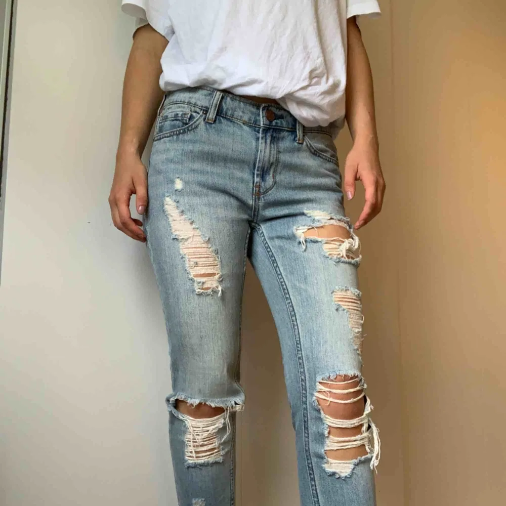 Boyfriend jeans från Urban Outfitters bdg. Sitter lite stort i midjan och har därför endast används ett fåtal gånger. Jeansen är i bra skick. Nypris ca 600kr. Jeans & Byxor.