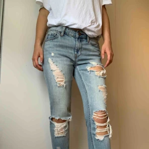  - Boyfriend jeans från Urban Outfitters bdg. Sitter lite stort i midjan och har därför endast används ett fåtal gånger. Jeansen är i bra skick. Nypris ca 600kr