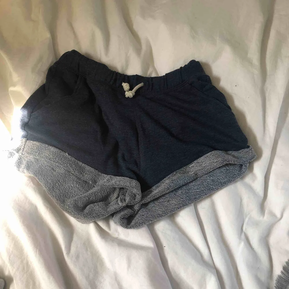 Marin Blåa shorts i mjukis material, köpta på H&M , sparsamt använda säljer då jag har dem i dubblett 💕😊. Shorts.