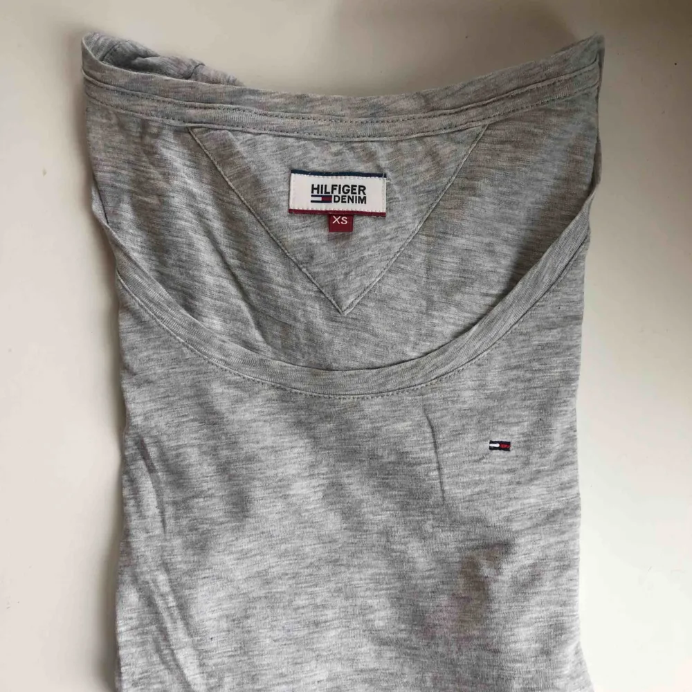 Grå basic topp från Tommy hilfiger i mycket fint skick🥰 Bjuder på frakten vid snabbt köp!. T-shirts.