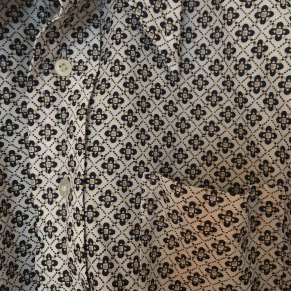Jättefin 70-talsskjorta i polyester! Jättefint begagnat skick :) frakt ingår ej i priset🌼. Skjortor.