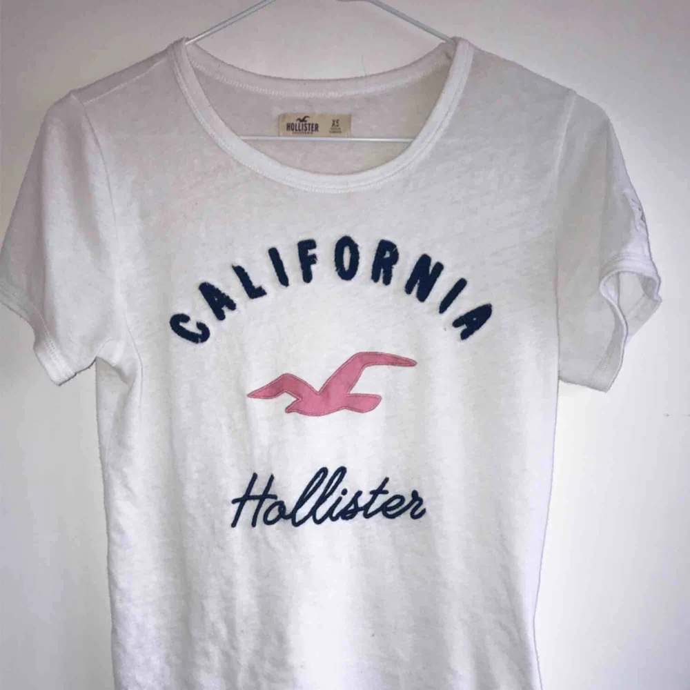 Hollister t-shirt, använd 2 gånger och passar även för dig som har S. Nypris 499kr. Du står för frakt. T-shirts.