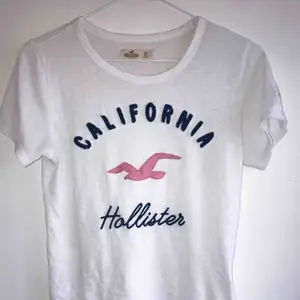 Hollister t-shirt, använd 2 gånger och passar även för dig som har S. Nypris 499kr. Du står för frakt