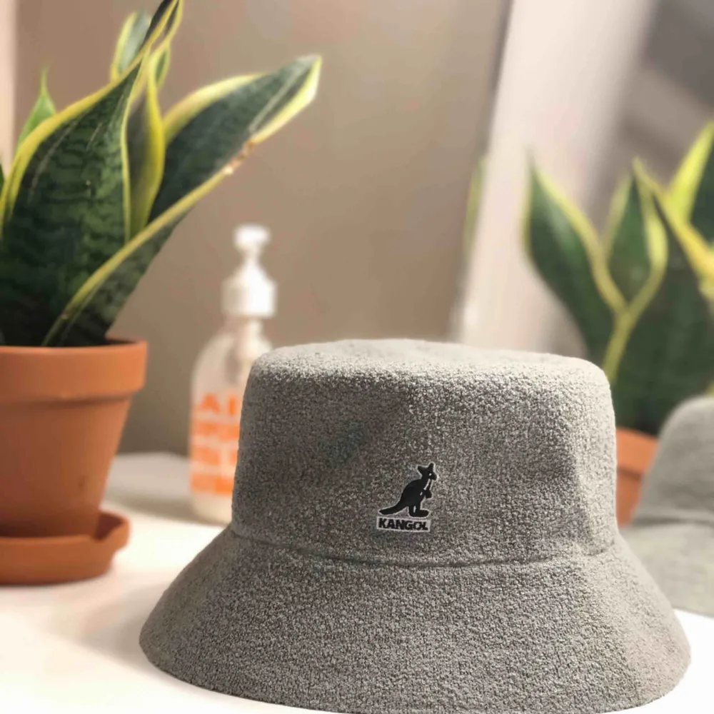 Kangol buckethat, använd ganska mkt pga älskat buckethats, dock grymt bra skick Köpare står för frakt<3. Accessoarer.
