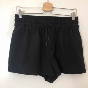  - Shorts i tillhörande set sparsamt använda. Passar bra ihop!!  