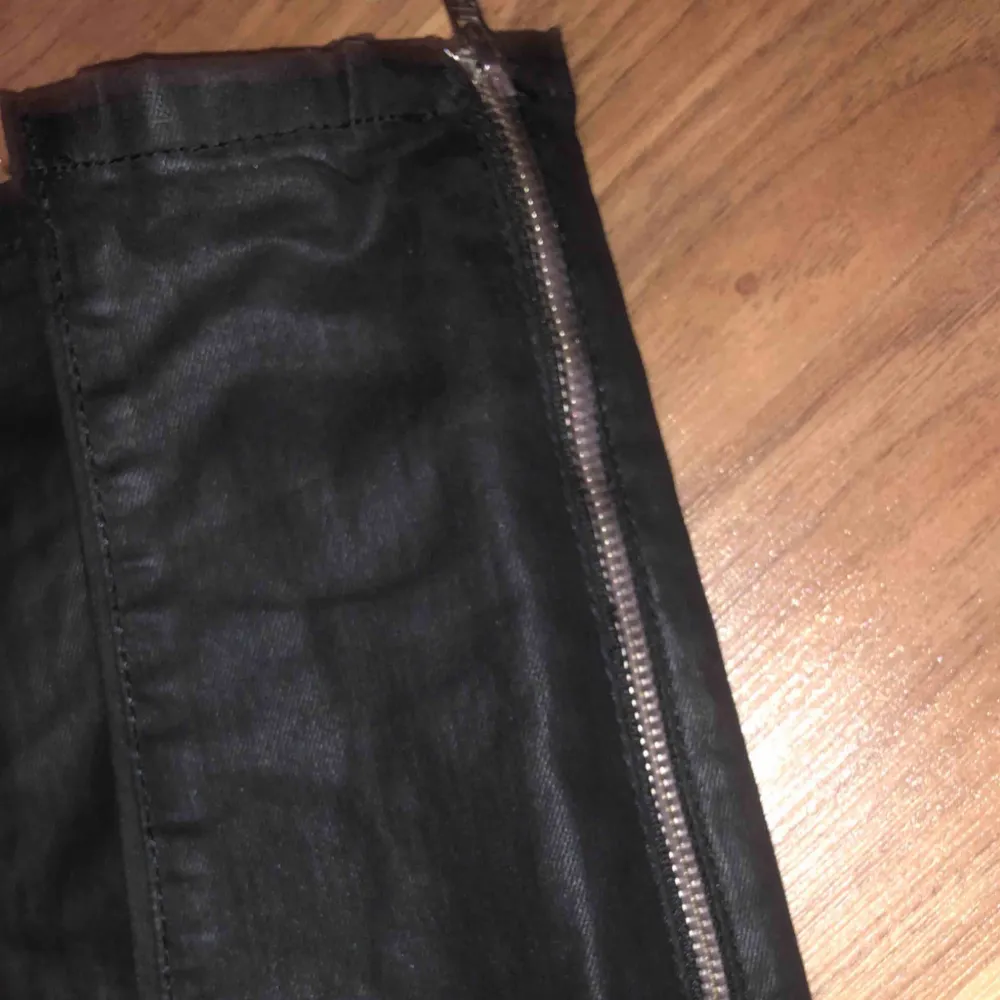 Svarta jeans skinnbyxor Har dragkedja nertill och raka fickor fram Storlek 24 och de passar en XS. Jeans & Byxor.
