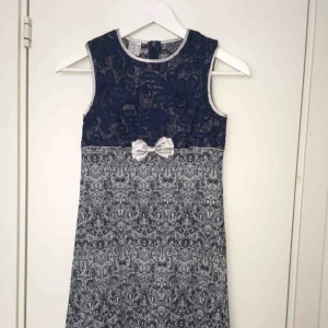  - Blå jättevacker spetsklänning från Anna S. Strl. XXS  Nyskick! 