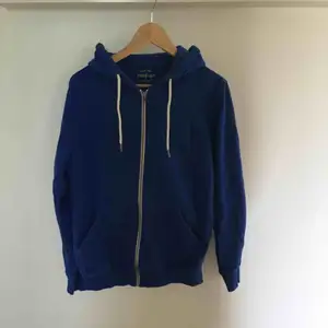 Blå hoodie