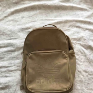  - Helt ny Adidas-väska, använd endast en gång! 