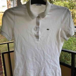  - Vintage Lacoste piké (80-90tal pga ärmarna). Fint skick, inga synliga fläckar utanpå tröjan däremot är de gula under ärmarna inifrån (går att bleka bort). 