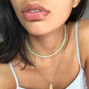  - Grönt pärlhalsband. Är lite lägre ner på halsen än vad en choker brukar. Är ca 39cm lång. Frakt ingår 🌈🌟🧡