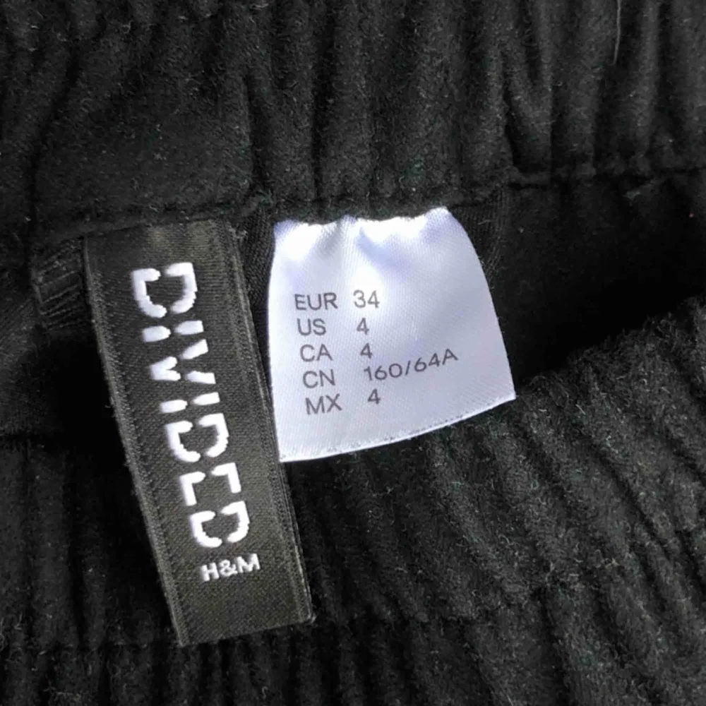 Svarta mocka shorts från H&M, använda ett fåtal gånger så i vädligt bra skick💞 har en 