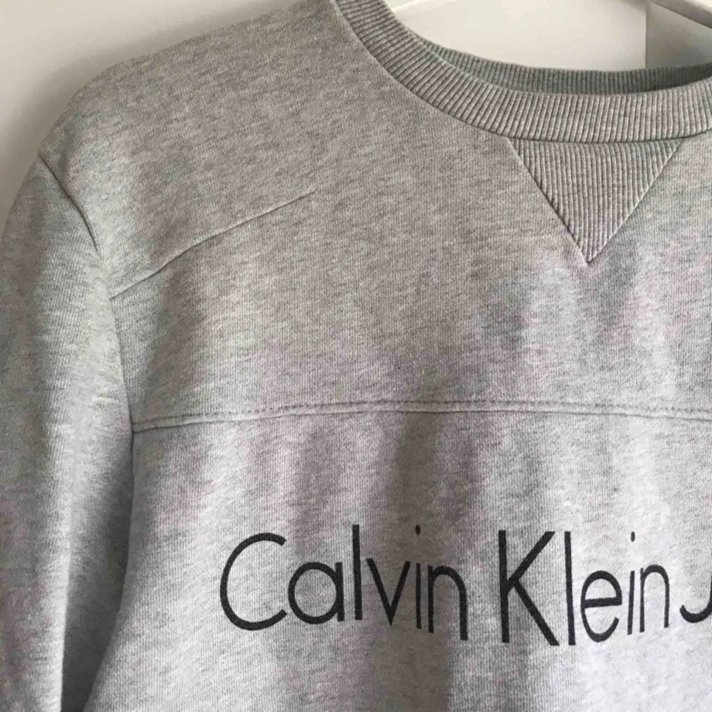 En snygg sweatshirt från Calvin Klein, herrmodell. Eventuell frakt tillkommer.. Hoodies.