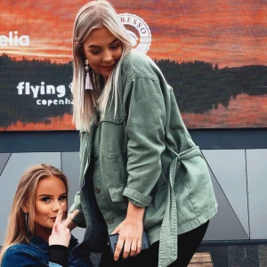  - Militär grön jeans jacka i storlek M men den är lite oversized.