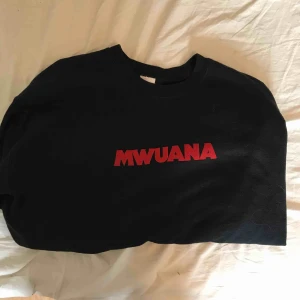  - Tröja från happy people/Mwuana. Säljes för 200  kr. 