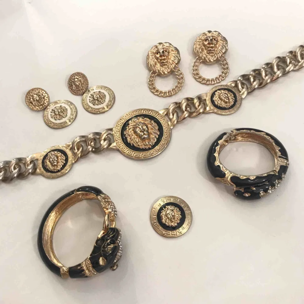 Olika Versace liknande smycken ✨ Örhängen/halsband/armband 150kr för allt! Skriv för styckpris. Accessoarer.