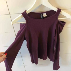  - Mörkröd/lila tröja från H&M med hål på axlarna. Storlek S, frakt 50kr eller möter upp i Kristinehamn 