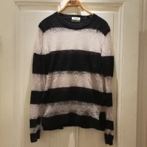  - Randig tröja från Acne. 